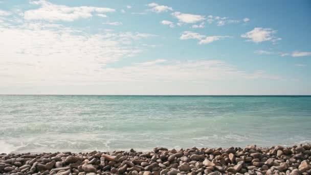 Klidný minimalistický záběr mořských vln a mraků za slunečného dne. — Stock video