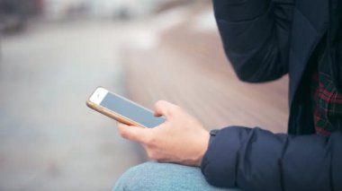 Kadın eli, kahve fincanı ve akıllı telefonuyla yakın çekim..