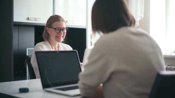 Zwei junge Freiberuflerinnen arbeiten von zu Hause aus — Stockvideo