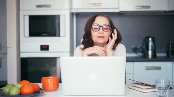 Ältere ältere Frau macht ein Business-Training, Online-Webinar auf einem Laptop — Stockvideo