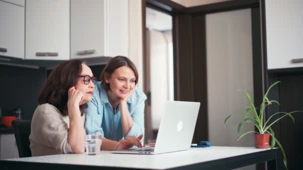 Yetişkin kızı ve olgun annesi online alışveriş yapıyor. — Stok video