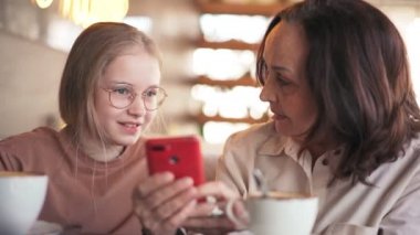 Kafede otururken mutlu bir büyükanne ve tatlı bir torun konuşuyor..