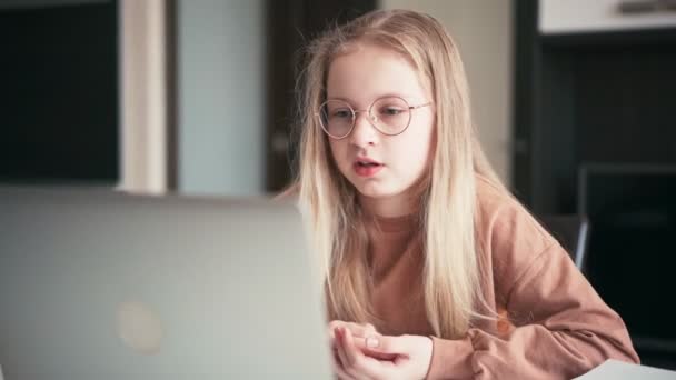 Gyönyörű 10 éves lány szemüveges miután egy video chat a tanárával — Stock videók