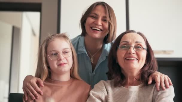Nahaufnahme Porträt von überglücklichen drei Generationen von Frauen machen einen Videoanruf — Stockvideo