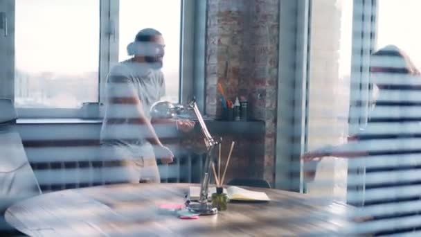 Dos compañeros de trabajo se divierten en la oficina mientras hacen la limpieza — Vídeos de Stock