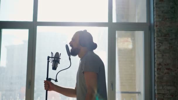 Un cantante masculino graba una canción en un estudio de grabación. — Vídeos de Stock