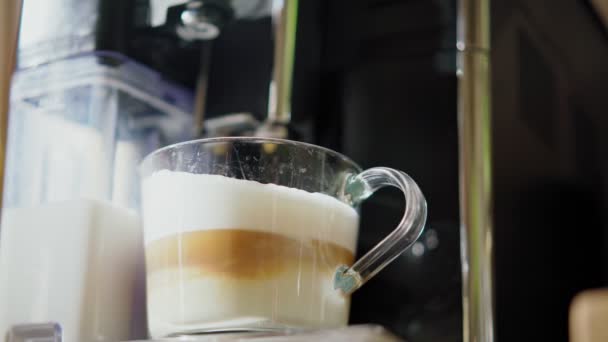 Kapuçino yapan profesyonel bir kahve makinesi.. — Stok video