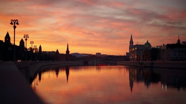 Vista del río Moscú y la ciudad al amanecer. — Vídeo de stock