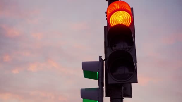 Un primo piano di un semaforo rosso diventa verde contro un cielo al tramonto. — Video Stock