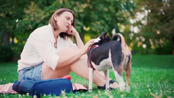 Jong volwassen mooi vrouw aaien haar schattig basenji hond — Stockvideo