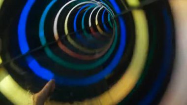 Su parkında kayan bir insanın görüntüsü.