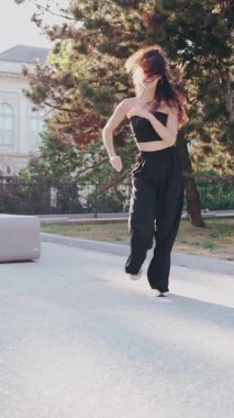 Güzel bir İspanyol kadın sokakta salsa yapıyor.