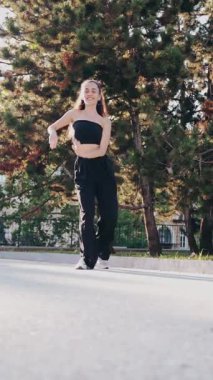 Güzel bir İspanyol kadın sokakta salsa yapıyor.