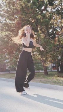 Güzel bir İspanyol kadın sokakta salsa yapıyor.