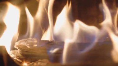 Şöminedeki ateşe yakın çekim.