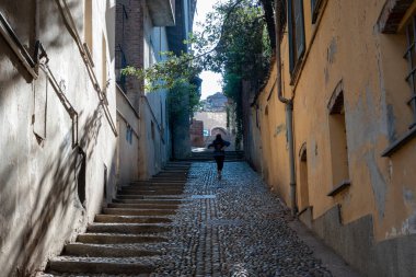 Tipik bir İtalyan köyünün dış günü. Sokakları ve eski evleri olan tarihi merkez.