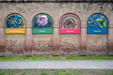 Torino, İtalya - 07 Nisan 2024. Torino Üniversitesi Botanik Bahçesi. Girişin mimari ön görüntüsü.