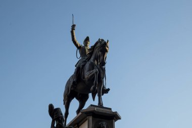 Torino, İtalya, Carlo Alberto anıtı - 14 Aralık 2023. Sardunya Kralı 'nın Binicilik Heykeli Torino' nun merkezinde Palazzo Carignano 'nun arkasında..