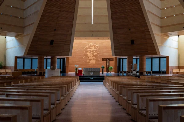 Santo Volto Kilisesi, Torino, İtalya, 21 Ocak 2024. Kilise içi, sunak ve modern kutsal mobilyalar.