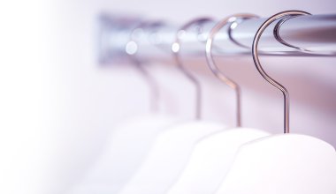 Beyaz boş askı giyim için