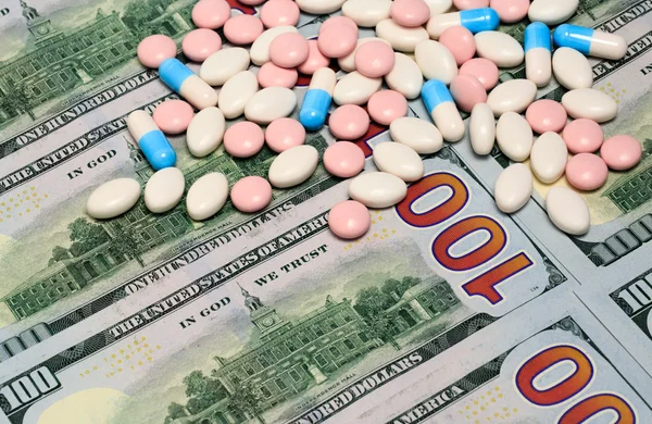 Macro pills on dollars — Stock Photo, Image