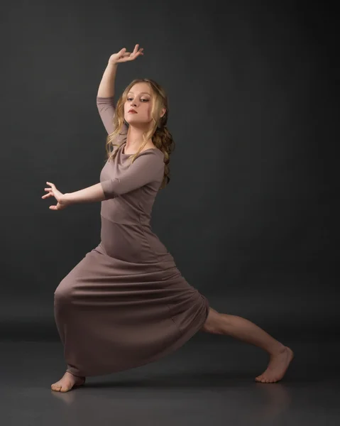 Tancerz. Taniec współczesny. Piękny elegancki Kobieta tańczy na szarym tle — Zdjęcie stockowe