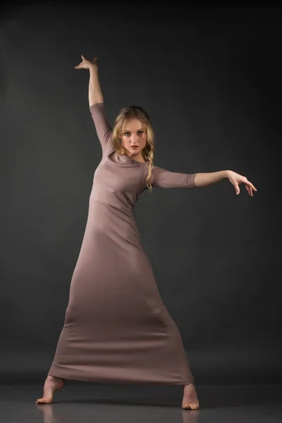 Táncos. Kortárs tánc. Gyönyörű, elegáns nő táncol szürke háttér — Stock Fotó