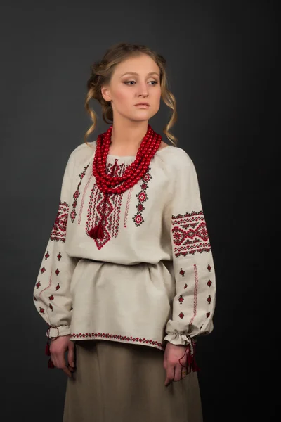 Hermosa mujer joven seria en bordado ucraniano — Foto de Stock