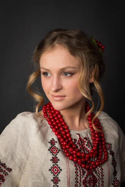 Bonita feliz bonito jovem mulher em ucraniano bordado — Fotografia de Stock