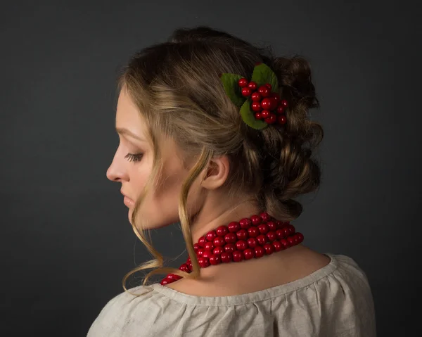 Красивая серьезная молодая женщина в украинской вышивке — стоковое фото