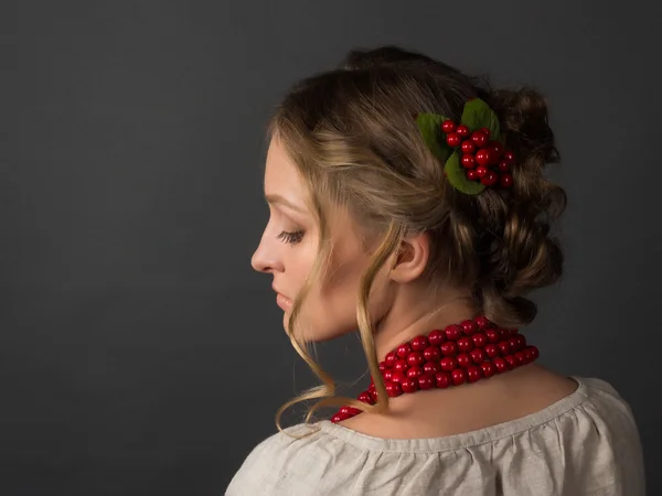 Красиві серйозні молоду жінку в українській вишивці — стокове фото