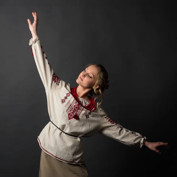 Táncos. Szép boldog aranyos fiatal nő az ukrán hímzés, tánc — Stock Fotó