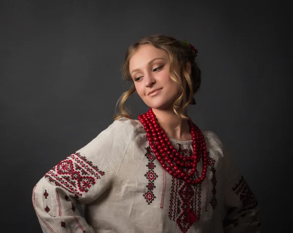 Belle jeune femme mignonne heureuse en broderie ukrainienne — Photo