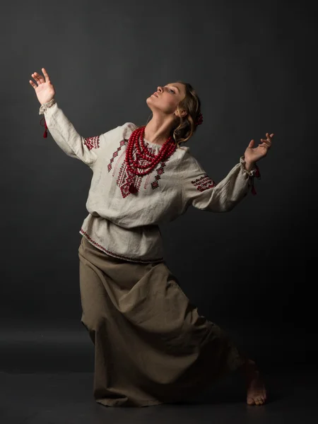 Dansare. Vacker glad söt ung kvinna i ukrainska broderi dans — Stockfoto