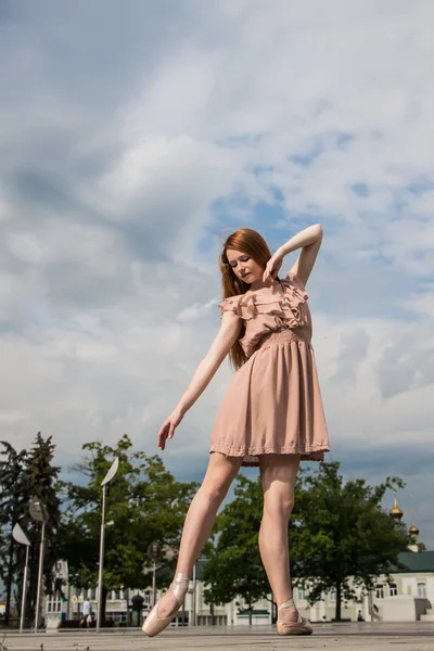 Dansare i en chiffong klänning och pointe mot en vacker himmel — Stockfoto