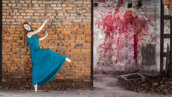 Táncos a pointe-ban chiffon ruha, háttérben a lerombolt épület falán. Vörös hajú, vékony, karcsú lány — Stock Fotó