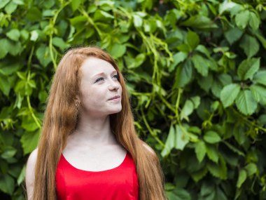 Yeşil zemin üzerine çiller ile güzel kızıl saçlı kız