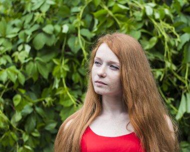 Yeşil zemin üzerine çiller ile güzel kızıl saçlı kız