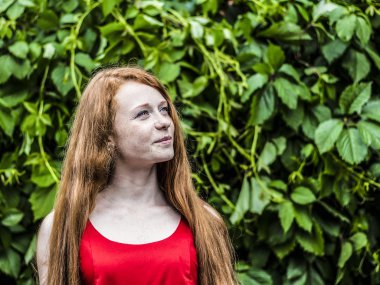 Yeşil zemin üzerine çiller ile güzel kızıl saçlı kız