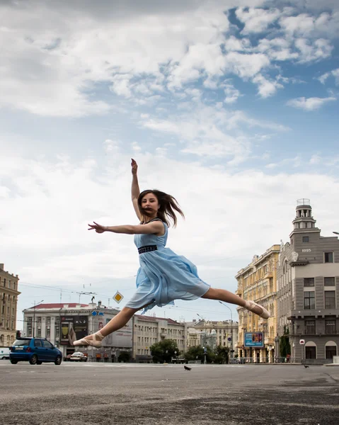 Dancer, pointe ellen, egy gyönyörű ég és chiffon ruha — Stock Fotó