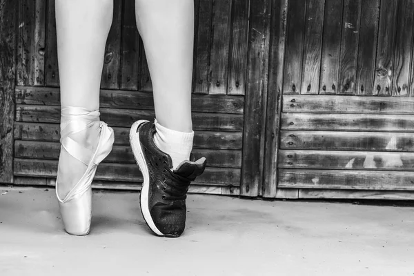 Ayaklar dans pointe Ayakkabı ve spor ayakkabı giymiş. Siyah ve beyaz fotoğraf