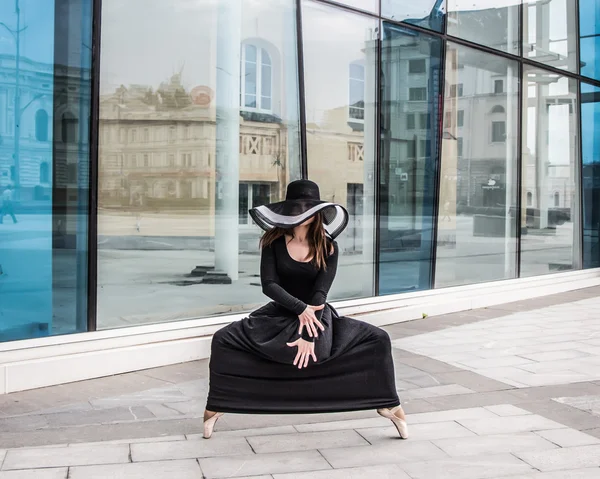 Tancerz w kapeluszu i pointe w piękny ciemny szary strój na tle okna. Balet, klasyczne, nowoczesne, współczesnej — Zdjęcie stockowe