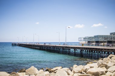 Mavi su ile sahilde İskelesi
