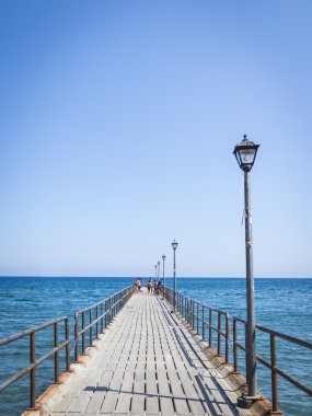 Mavi su ile sahilde İskelesi
