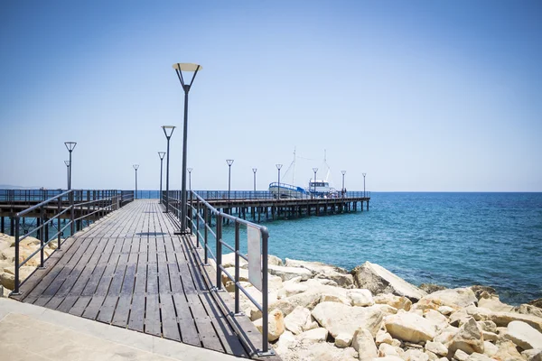 Mavi su ile sahilde İskelesi