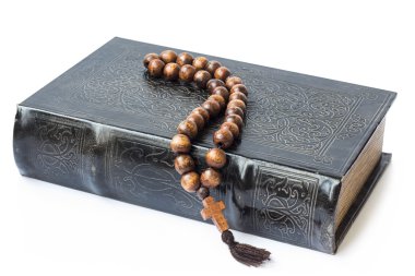 Beyaz bir arka plan üzerinde izole İncil üzerine tespih. Kutsal kitap.