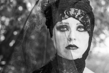 Cadılar üzerinde cadı. Cadılar Bayramı. Gotik gelin. Siyah ve beyaz fotoğraf.