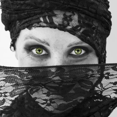 Cadılar üzerinde cadı. Cadılar Bayramı. Gotik gelin. Siyah ve beyaz fotoğraf.