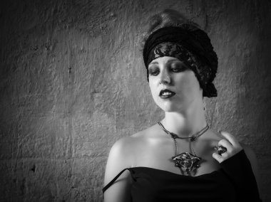 Cadılar üzerinde cadı. Cadılar Bayramı. Gotik gelin. Siyah ve beyaz fotoğraf.