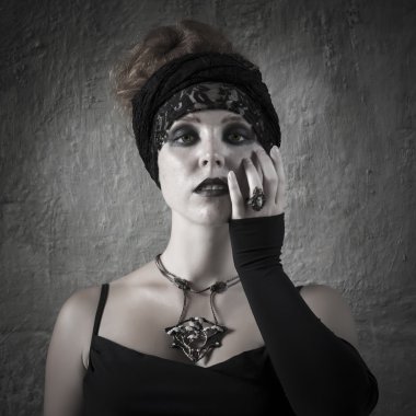 Cadılar üzerinde cadı. Cadılar Bayramı. Gotik gelin. Siyah ve beyaz fotoğraf.